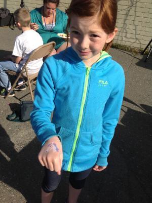 student on field trip holding hand out 